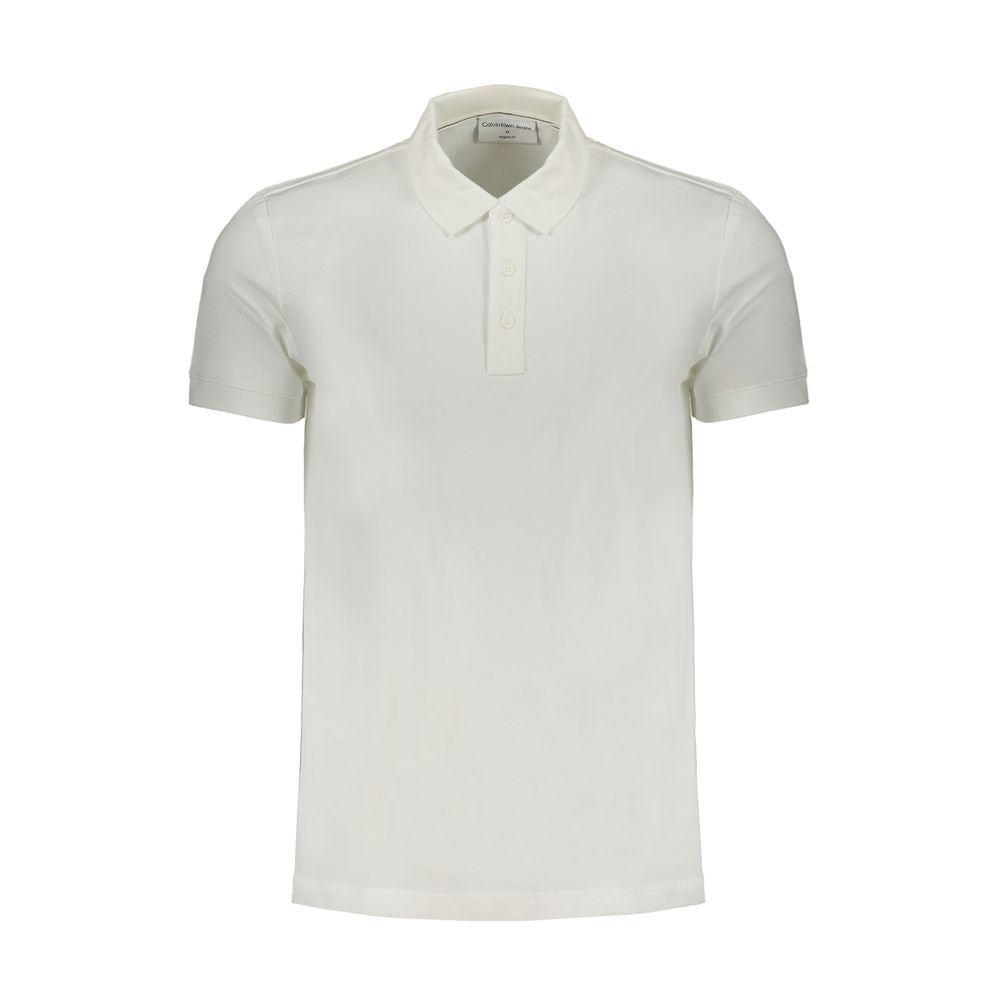 Chemise polo blanche pour homme de Calvin Klein en coton, vue en gros plan sur le tissu et le col.