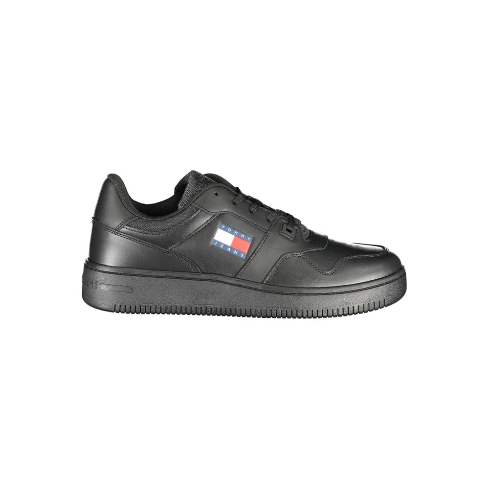Sneakers en cuir noir pour homme de la marque Tommy Hilfiger, vue de face, avec détails de lacets et semelle blanche.