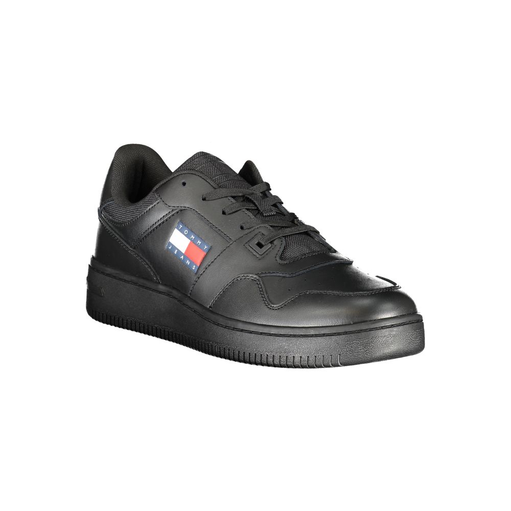 Sneaker en cuir noir pour homme de la marque Tommy Hilfiger, détails du design et semelle visible.