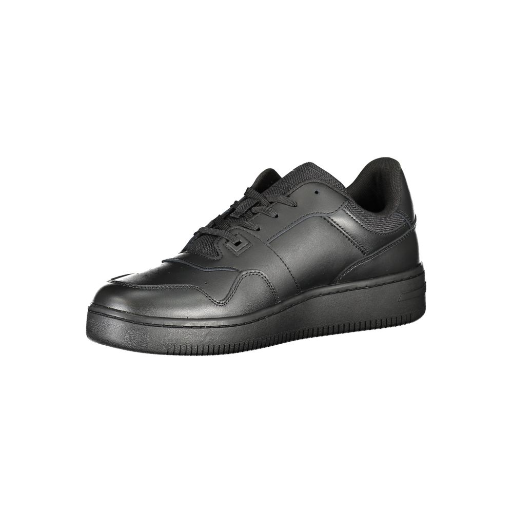 Sneakers en cuir noir pour homme de la marque Tommy Hilfiger, vue de côté, avec semelle blanche.