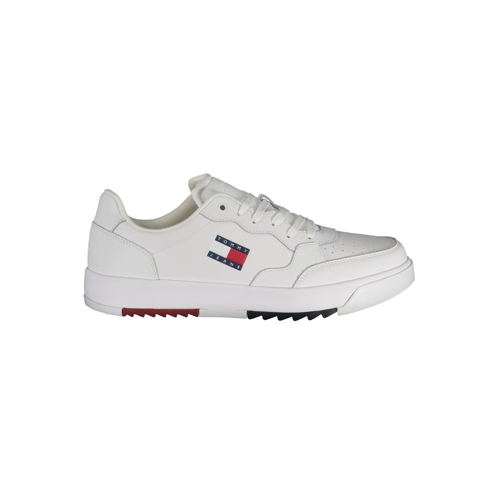 Sneaker homme en polyuréthane blanc de la marque Tommy Hilfiger, vue de profil avec détails de la semelle et du design.