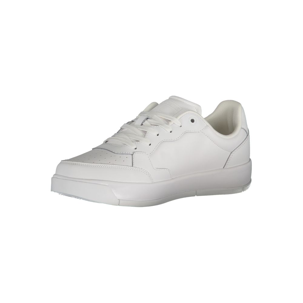 Sneakers blanches en polyuréthane pour homme de Tommy Hilfiger, vue de côté, avec détails de design modernes.