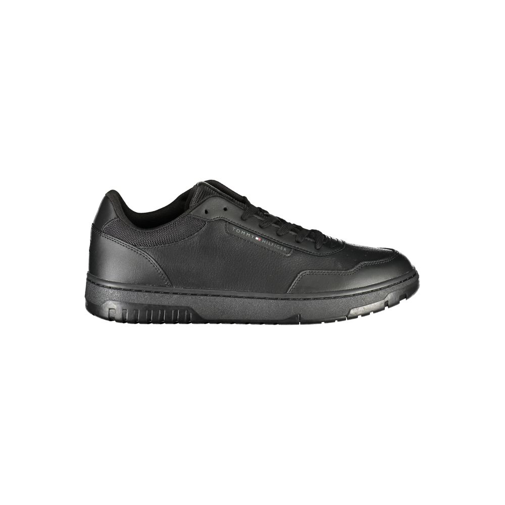Chaussure sneaker en cuir noir pour homme de Tommy Hilfiger, vue de face avec détails du design élégant.