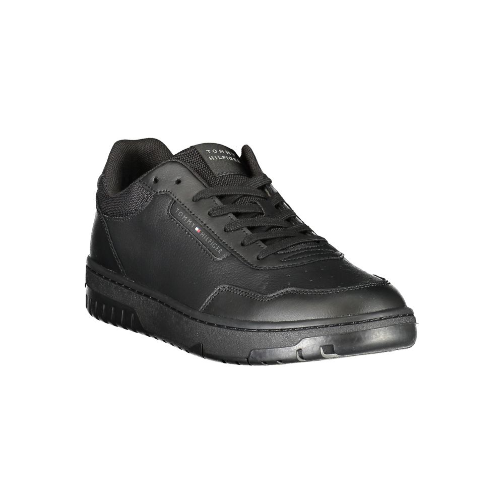 Chaussure sneaker pour homme Tommy Hilfiger en cuir noir, style décontracté et moderne, vue de face.