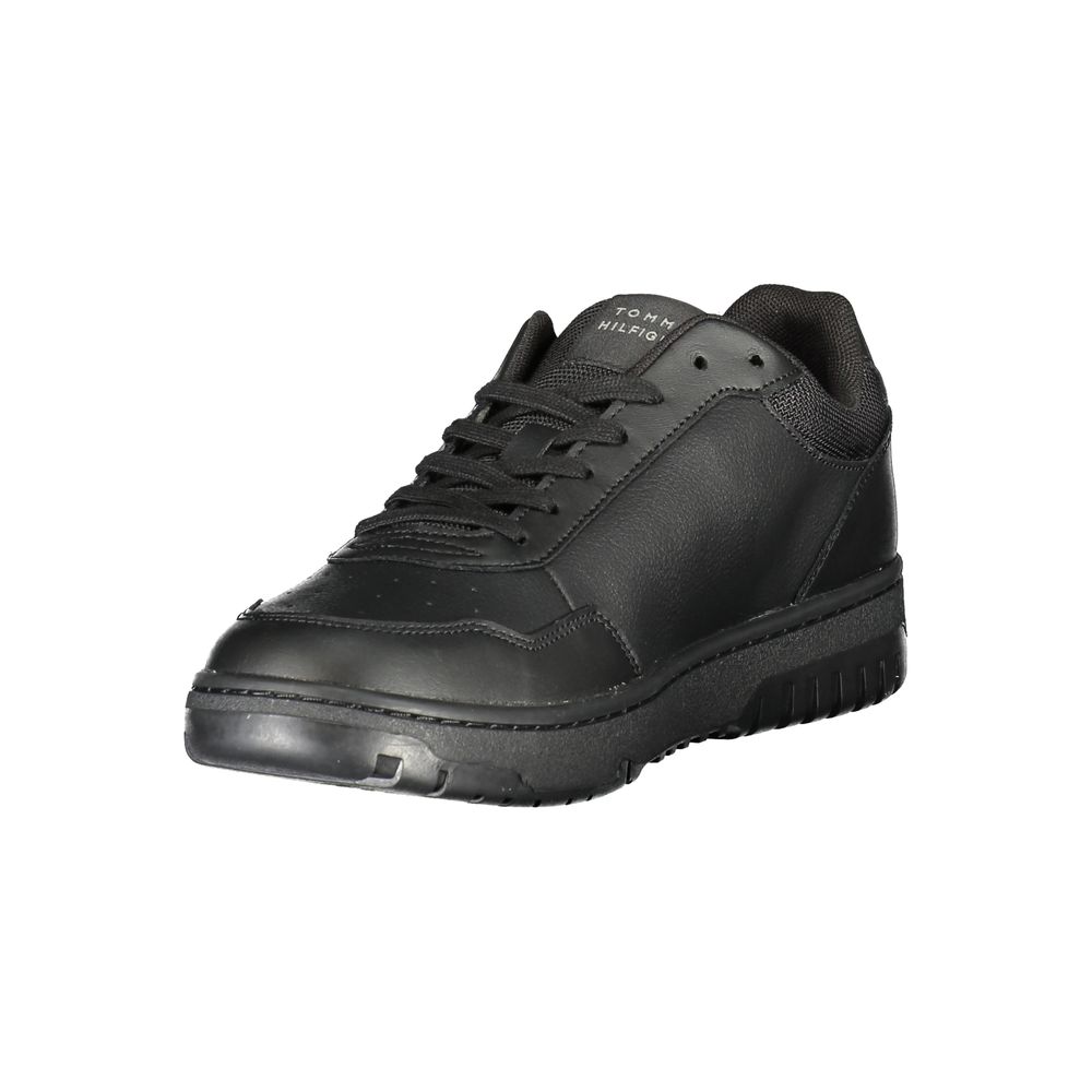 Sneaker en cuir noir pour homme de la marque Tommy Hilfiger, vue de côté, avec détails de design modernes.