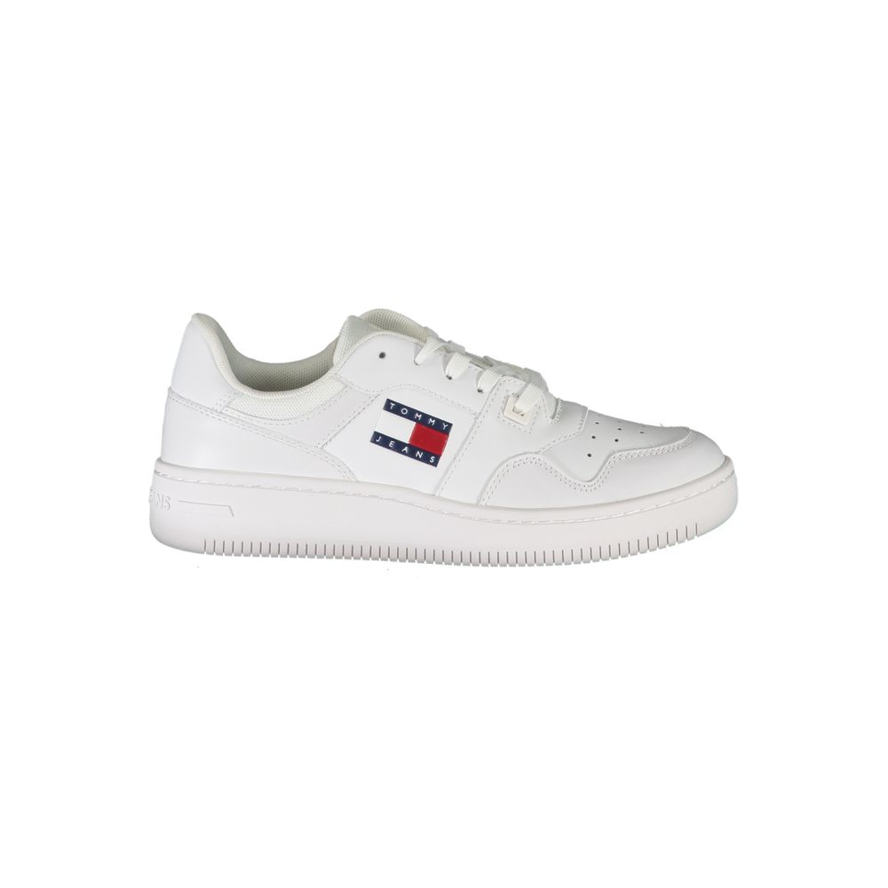 Chaussures sneakers en cuir blanc pour femmes de la marque Tommy Hilfiger, vue de face, avec design élégant et moderne.