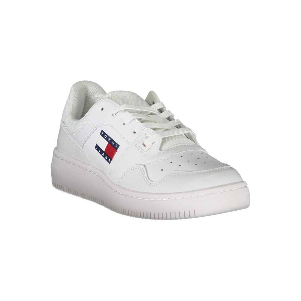 Chaussures sneakers en cuir blanc pour femmes de la marque Tommy Hilfiger, avec design élégant et semelle blanche visible.