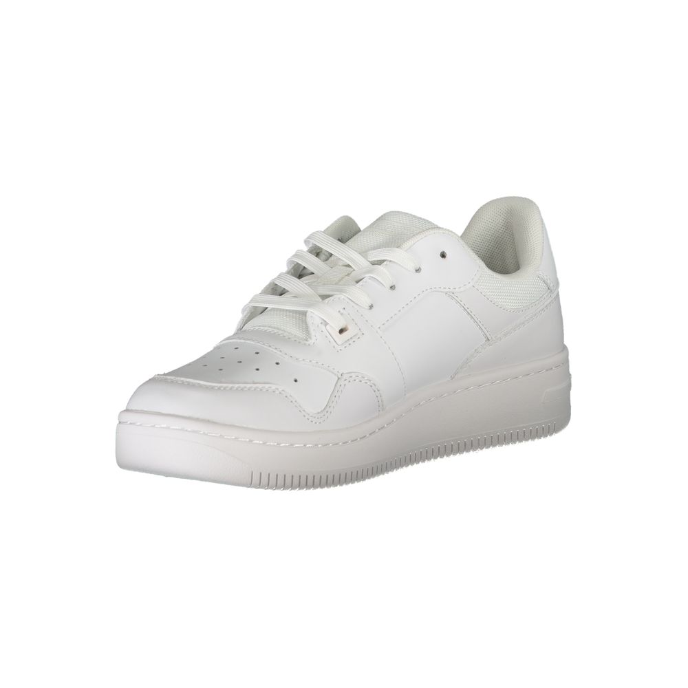 Chaussures sneakers en cuir blanc pour femmes de la marque Tommy Hilfiger, vue en gros plan.