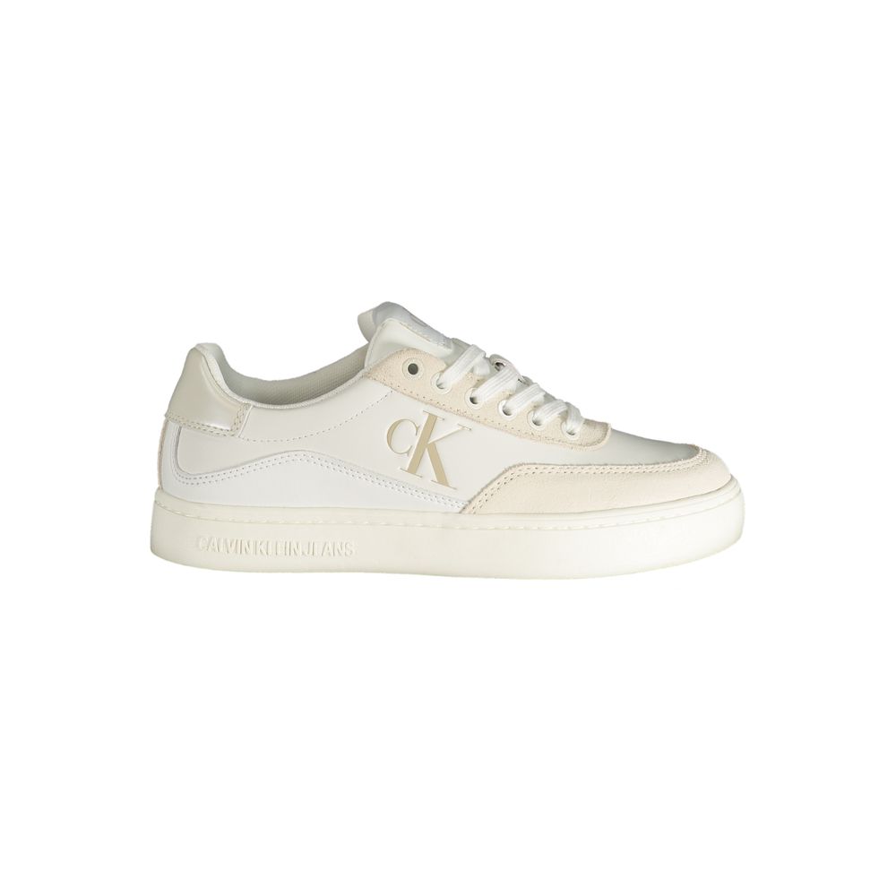 Sneakers pour femmes Calvin Klein en polyuréthane blanc, style décontracté et moderne.