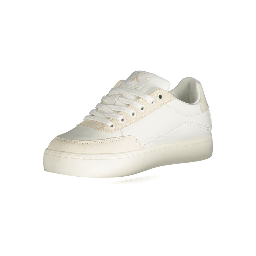 Sneakers femme Calvin Klein Bianco en polyuréthane, style décontracté et moderne, visibles en gros plan sur fond neutre.