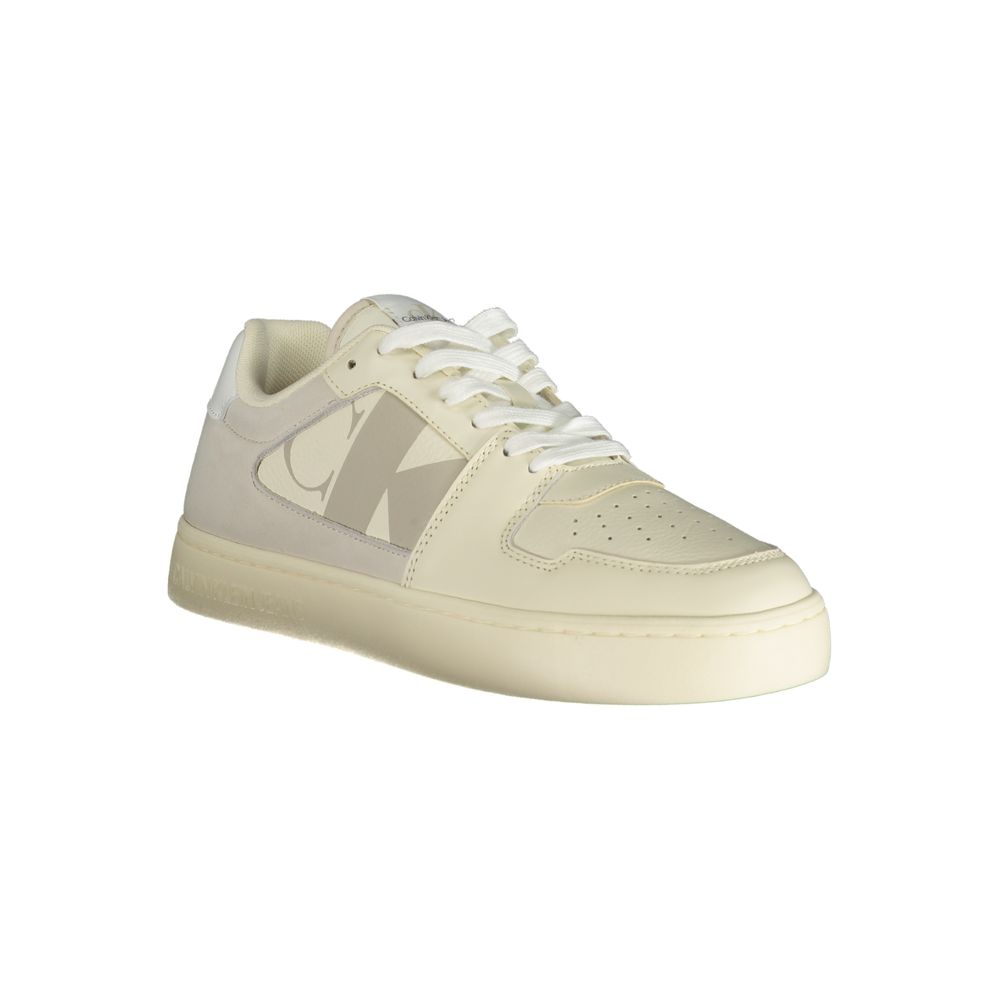 Sneakers pour homme Calvin Klein en polyuréthane blanc, style moderne et confortable, vue de face.
