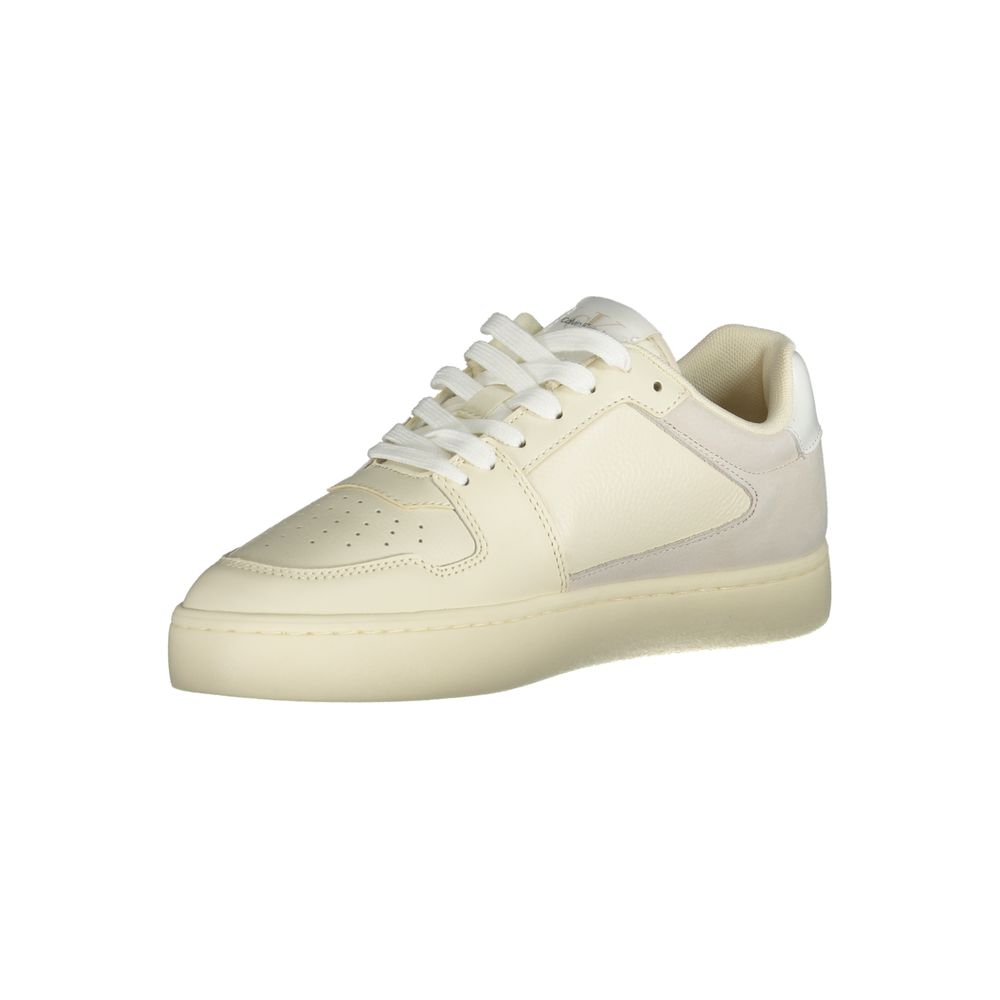 Sneakers pour hommes Calvin Klein en polyuréthane blanc, style moderne et élégant, vue de face.