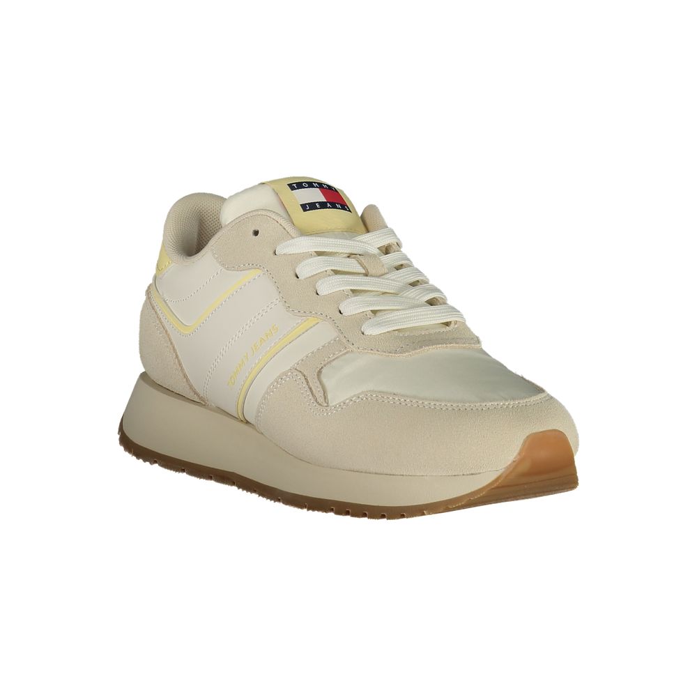 Sneakers femme en polyuréthane beige de Tommy Hilfiger, style décontracté avec semelle blanche et détails élégants.