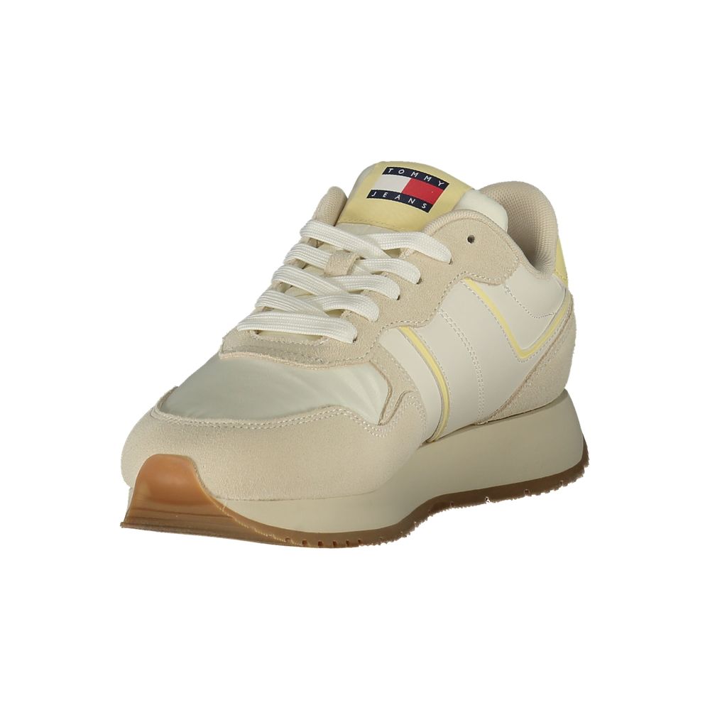 Sneakers pour femmes Tommy Hilfiger beige en polyurethane, style décontracté avec semelle blanche et design classique.