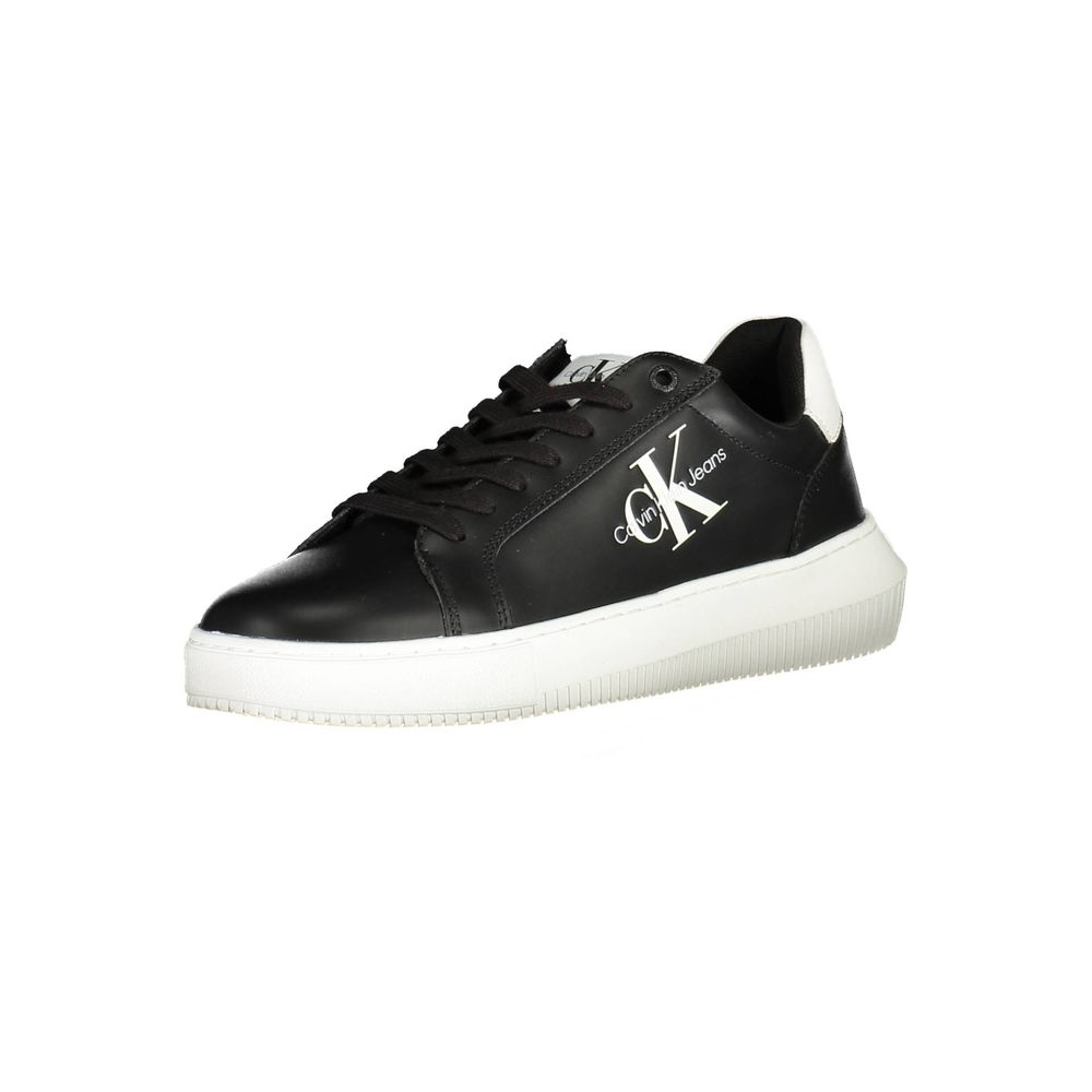 Sneakers pour hommes Calvin Klein en cuir noir, style décontracté, avec lacets et semelle blanche, chaussure élégante et confortable.
