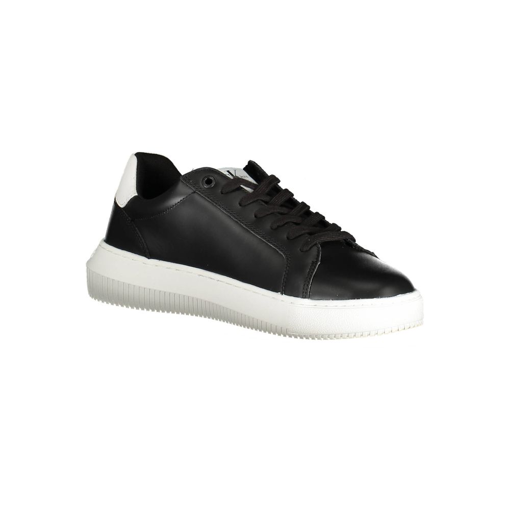 Chaussure sneaker en cuir noir pour homme de la marque Calvin Klein, vue de côté avec détails de design moderne.