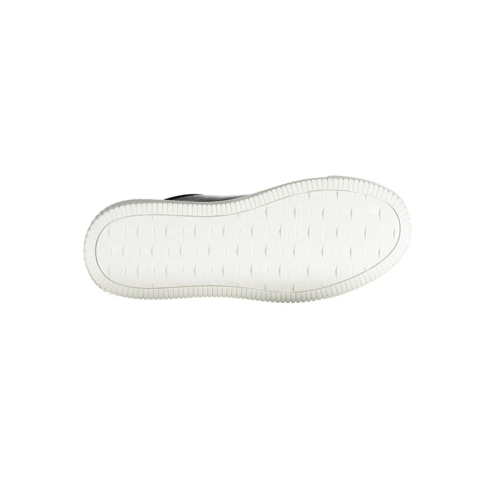 Chaussures sneakers pour homme Calvin Klein en cuir noir, style moderne et confortable, vue de profil.