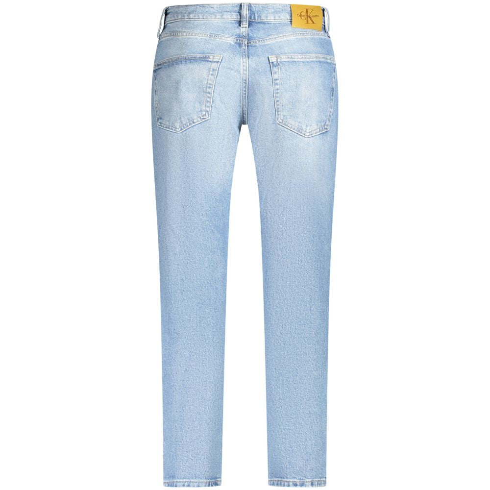 Jeans homme Calvin Klein Azzurro en coton, coupe classique, détail de la poche arrière et fermeture éclair visible.