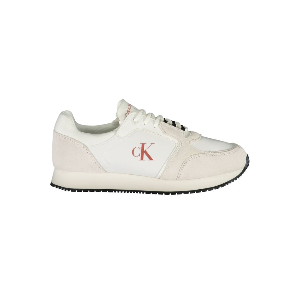 Sneakers blanches en polyuréthane pour homme de Calvin Klein, vue de face avec semelle blanche et design épuré.