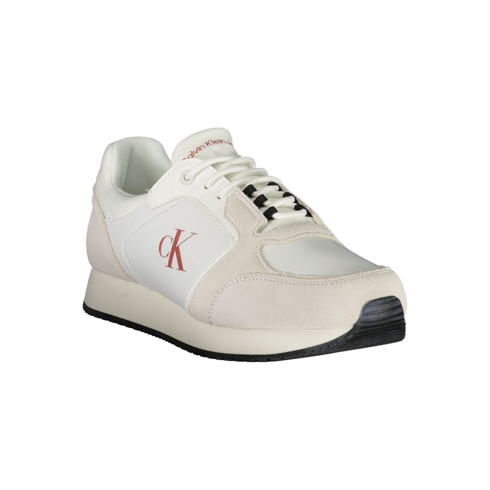 Sneakers blanches en polyuréthane pour homme de Calvin Klein, vue de face avec semelle blanche élégante.