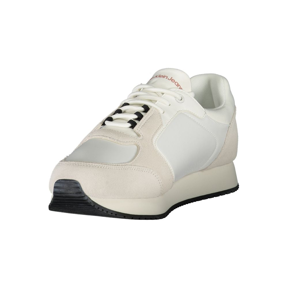 Sneaker homme blanc en polyuréthane de la marque Calvin Klein, vue de profil avec semelle blanche et design épuré.
