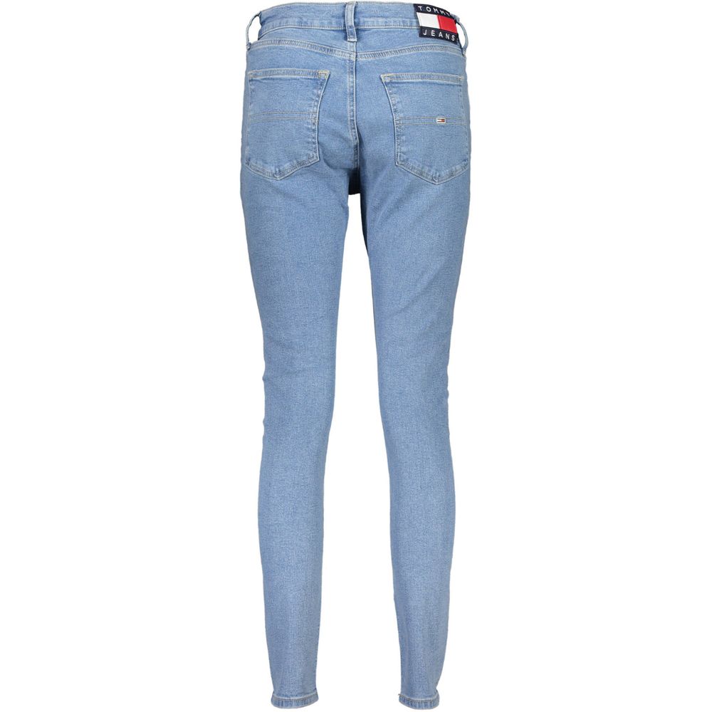Jeans pour femmes Tommy Hilfiger en coton bleu azur, coupe décontractée, visibles sur l'image.