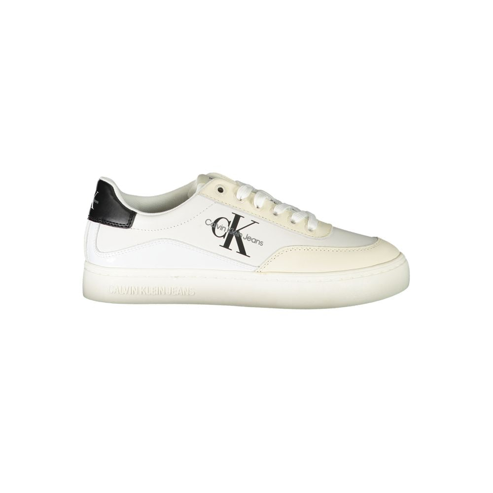 Chaussures sneakers blanches en polyuréthane pour femmes de la marque Calvin Klein, vue de face avec lacets.