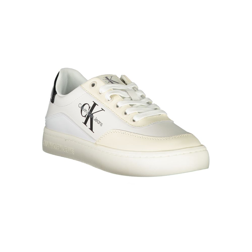 Sneakers blanches en polyuréthane pour femmes de la marque Calvin Klein, vue de côté.