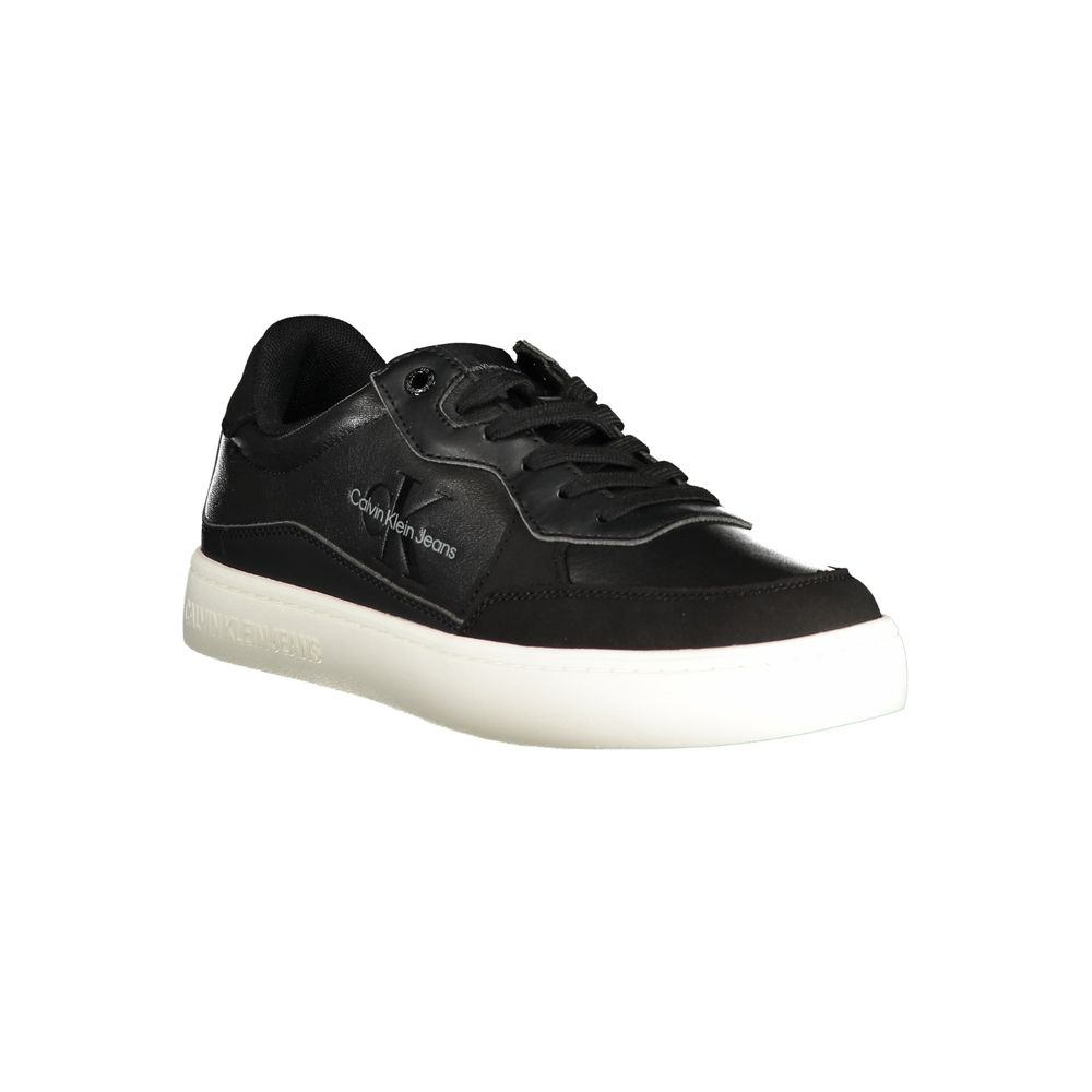Chaussures sneakers noires en polyuréthane Calvin Klein pour homme, détails modernes et style élégant.