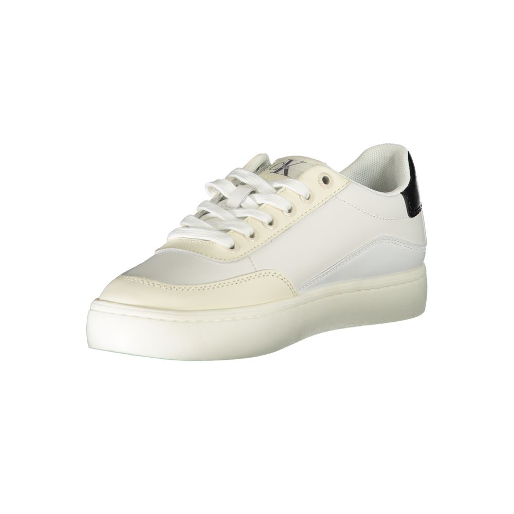 Sneakers blanches en polyuréthane pour femmes de Calvin Klein, vue de face avec semelle blanche et design épuré.