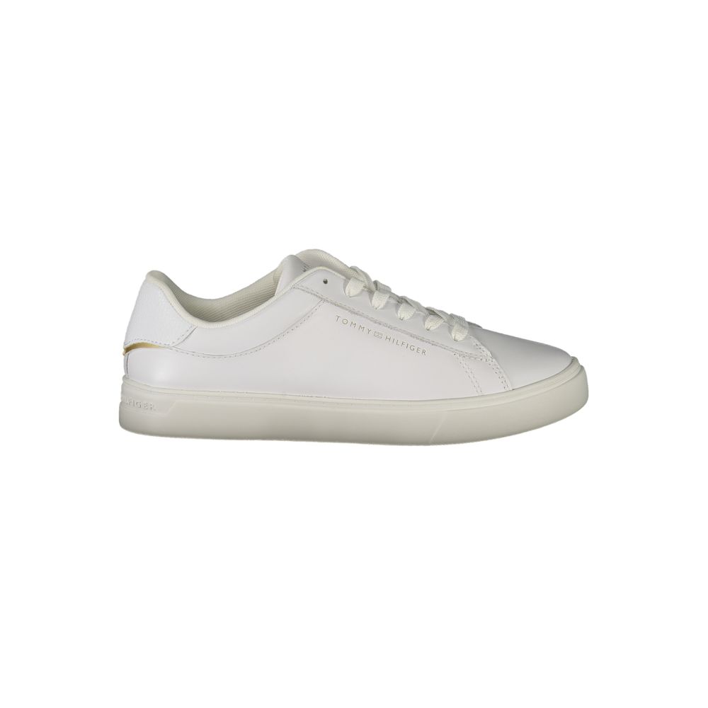 Sneakers pour femmes Tommy Hilfiger en polyurethane blanc, style décontracté et moderne, vue de face sur fond neutre.