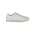 Sneakers pour femmes Tommy Hilfiger en polyurethane blanc, style décontracté et moderne, vue de face sur fond neutre.
