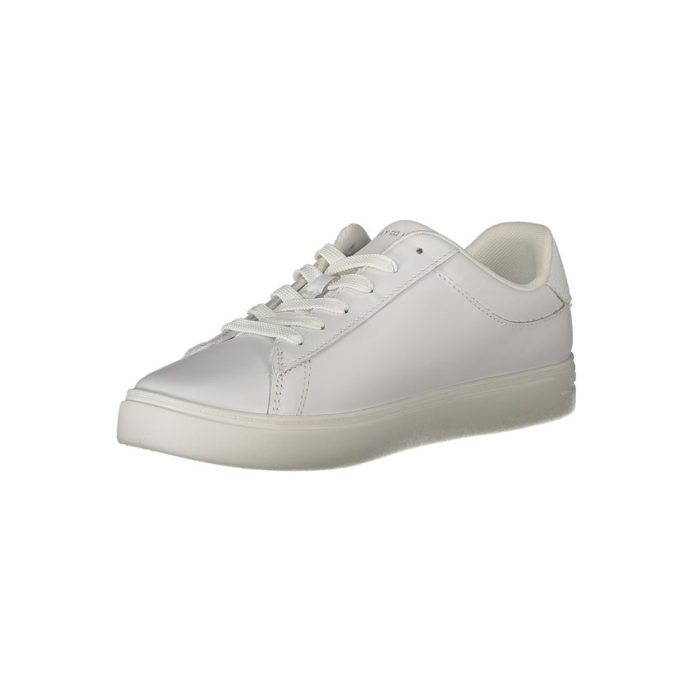 Sneakers pour femmes Tommy Hilfiger en polyuréthane blanc, style moderne et confortable, vue de côté sur fond neutre.