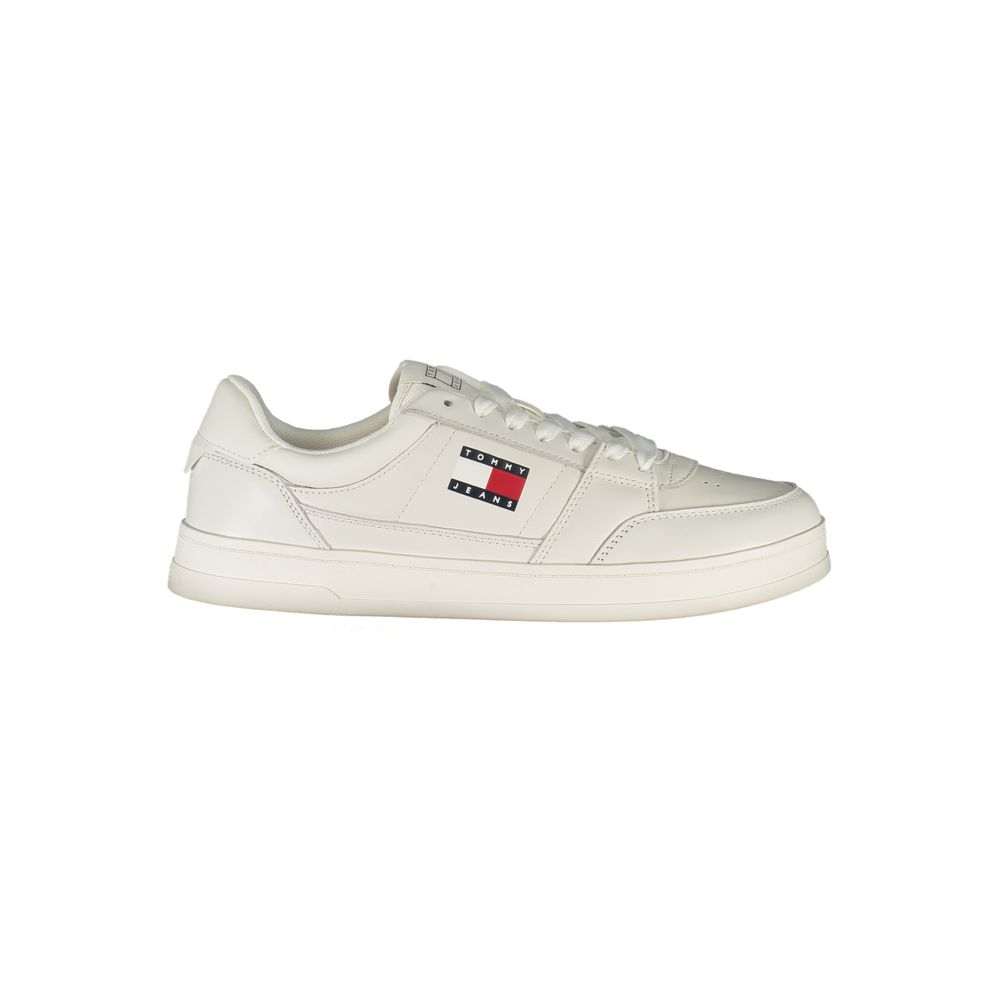 Chaussures homme Tommy Hilfiger en cuir blanc, baskets blanches élégantes avec détails en tissu et semelle blanche.