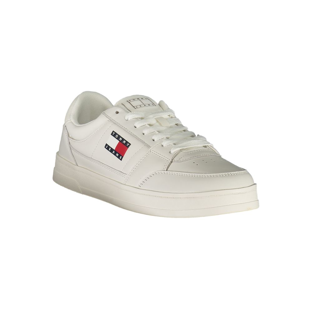Sneakers pour homme en cuir blanc Tommy Hilfiger, élégantes et décontractées, avec détails de la marque sur le côté.