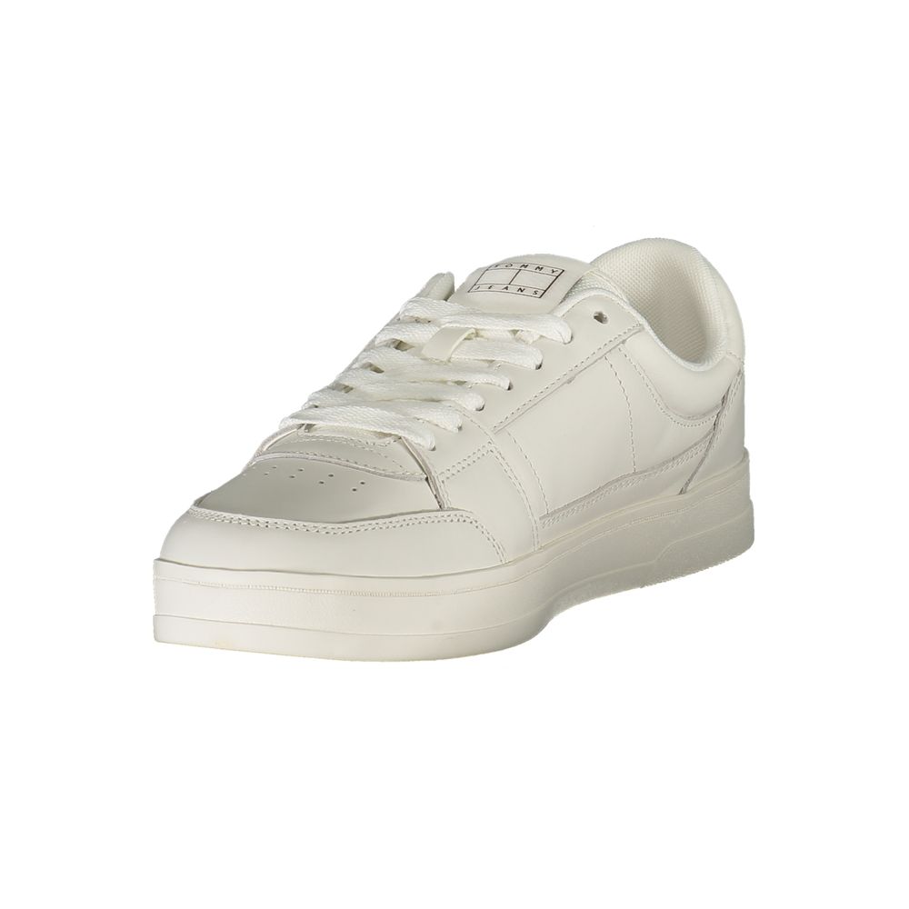 Chaussure sneaker homme en cuir blanc de Tommy Hilfiger, moderne et élégante, vue de face sur fond neutre.