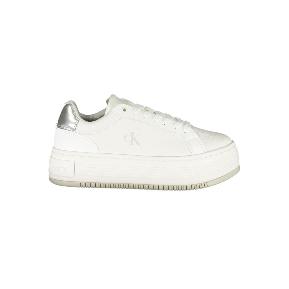 Sneakers en cuir blanc pour femmes de la marque Calvin Klein, design élégant et moderne, vue de face.