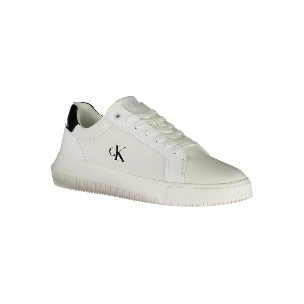 Sneakers blanches en polyuréthane pour hommes de Calvin Klein, design moderne et confortable, vue de face.