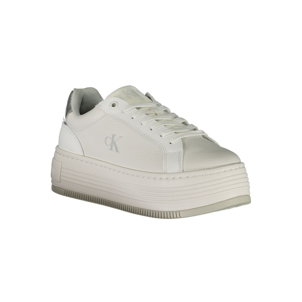 Sneakers pour femme Calvin Klein en cuir blanc, style élégant et moderne, avec semelle blanche et logo discret.