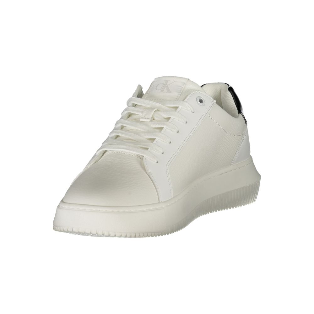 Sneakers pour homme Calvin Klein en polyuréthane blanc, style décontracté et moderne, vue de face.
