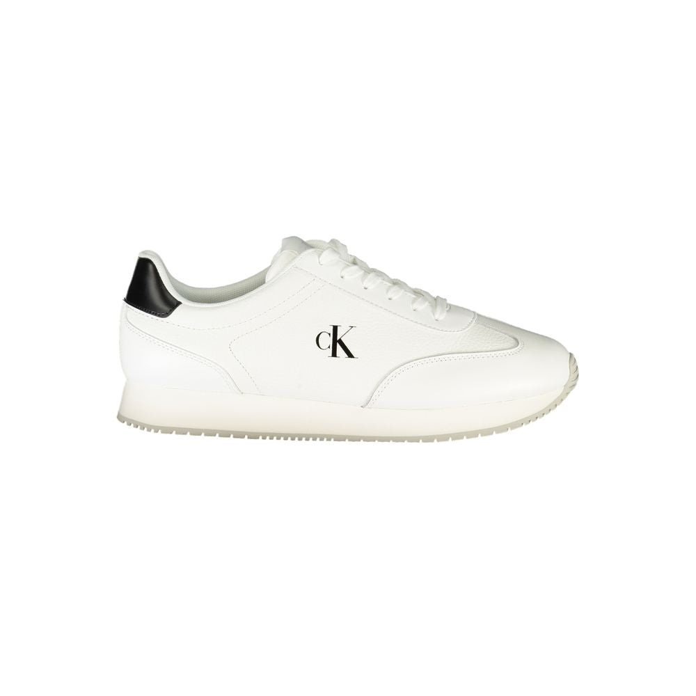 Sneakers pour homme Calvin Klein en polyuréthane blanc, style décontracté et moderne, visibles sur l'image.