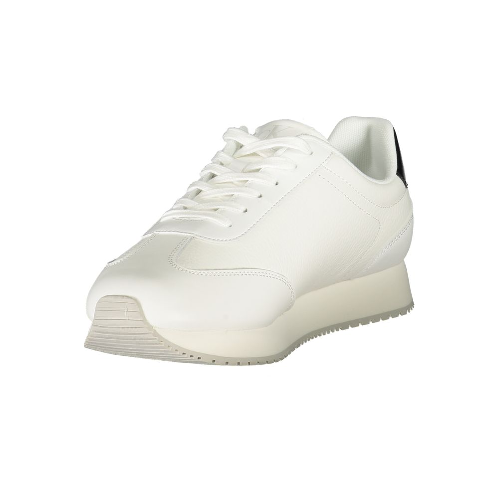 Sneakers blanches pour hommes de la marque Calvin Klein en polyuréthane, vue de côté dans une image claire.
