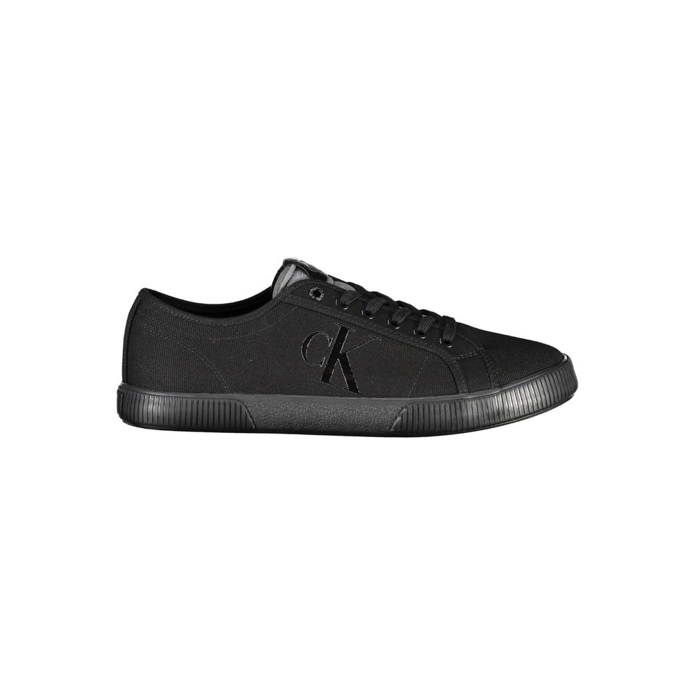 Sneakers pour hommes Calvin Klein en coton noir, vue de face, avec semelle blanche et design épuré.
