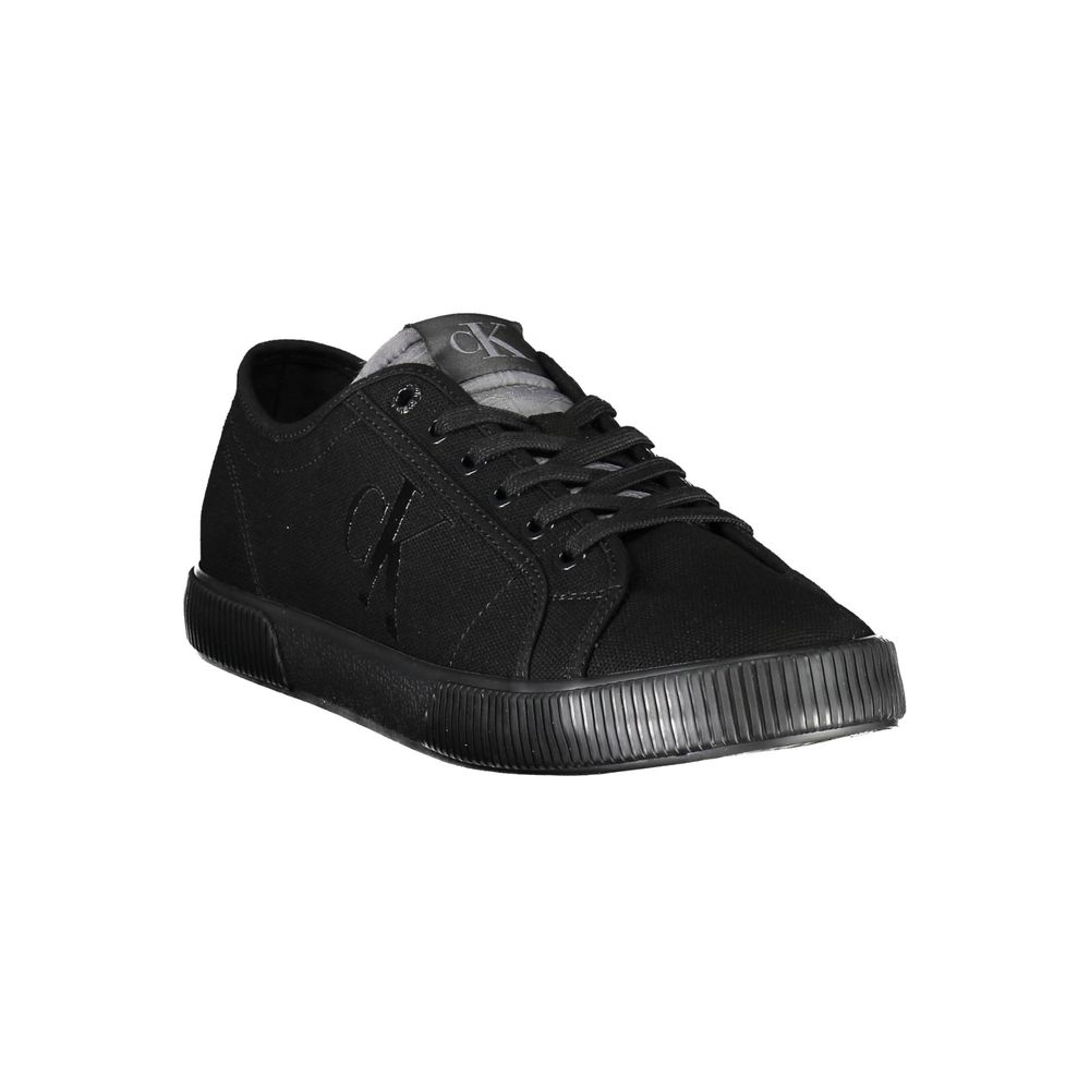 Sneakers pour hommes Calvin Klein en coton noir, vue de face, avec design épuré et logo discret sur le côté.
