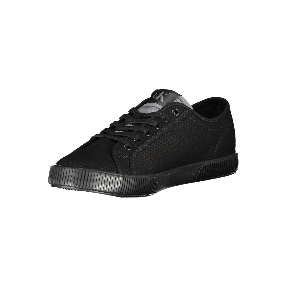 Chaussures de sport noires Calvin Klein en coton pour hommes, vue de face avec semelle blanche et design épuré.