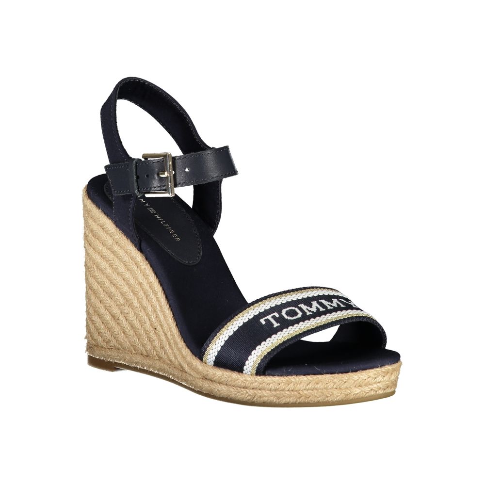 Sandale à talon compensé en cuir bleu pour femme de la marque Tommy Hilfiger, vue en gros plan.