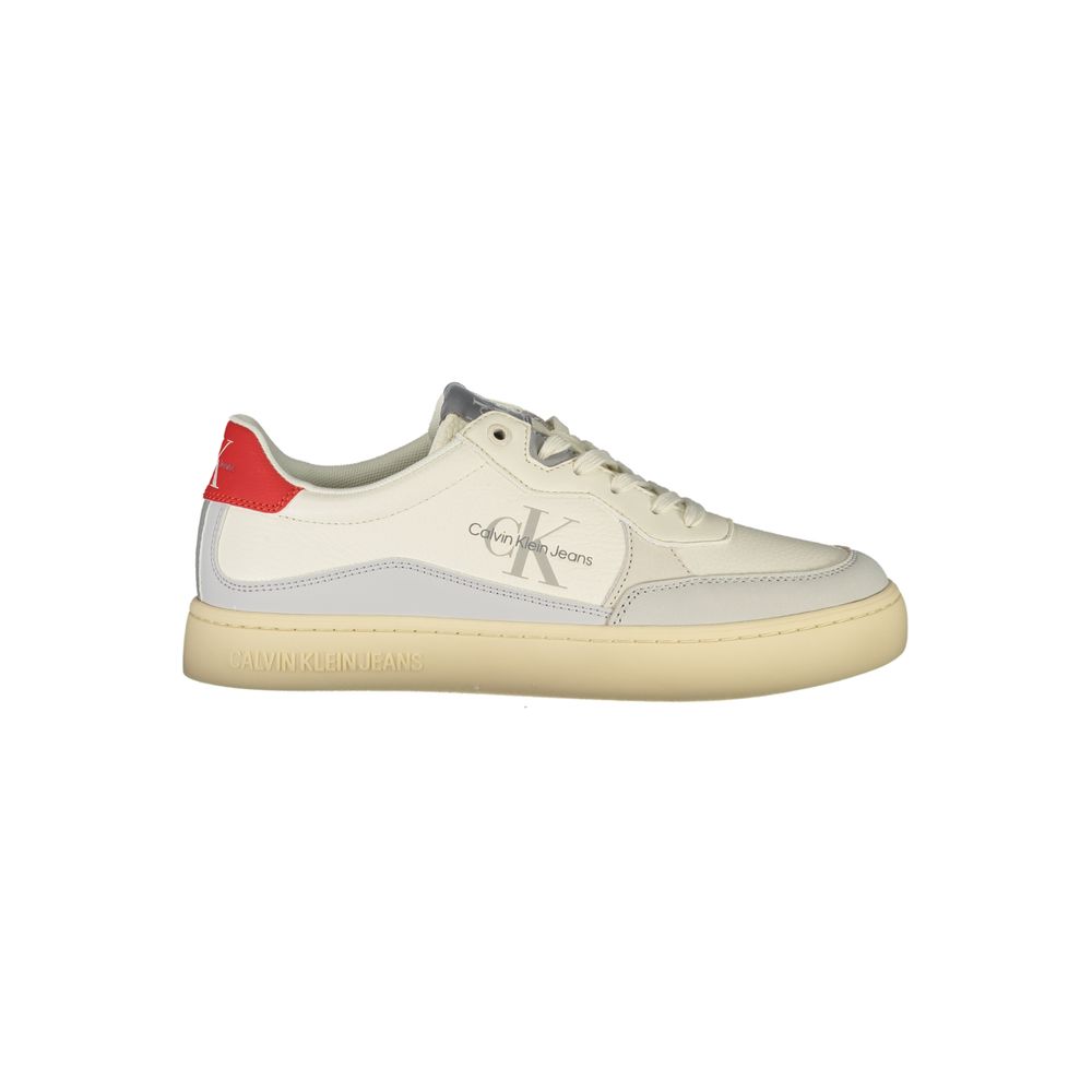 Sneakers blanches en polyuréthane pour hommes de la marque Calvin Klein, vue de face sur un fond neutre.