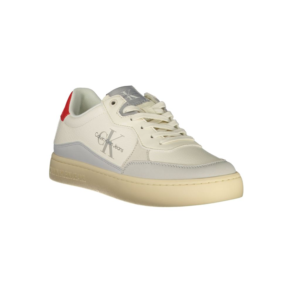 Sneakers homme blanches en polyuréthane de Calvin Klein, style décontracté et moderne, vue de côté.