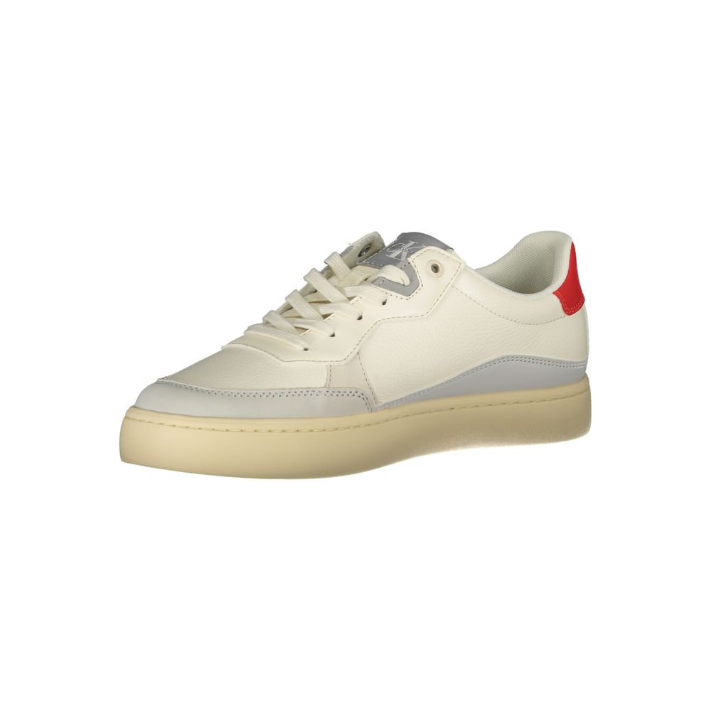 Sneakers blanches pour hommes en polyuréthane de la marque Calvin Klein, vue de face avec détails du design.