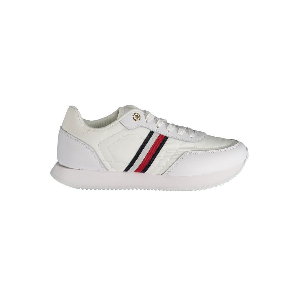 Sneakers en cuir blanc pour femmes de Tommy Hilfiger, design élégant avec semelle blanche et détails modernes.